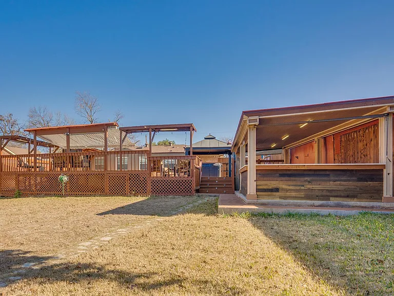 7809 Claremont Dr — Photo 37