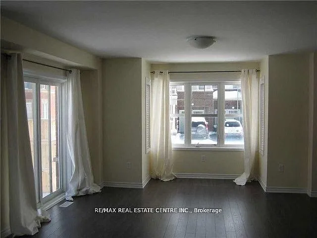 Building Photo - 4 Lothbury Dr