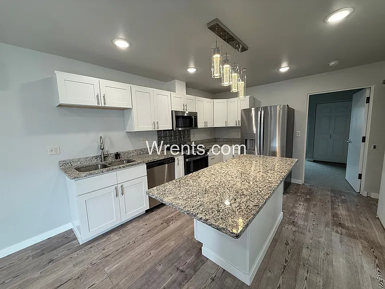 100 3rd St #11 — Photo 1