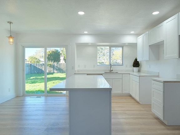 4th image of 2113 Corby Avenue