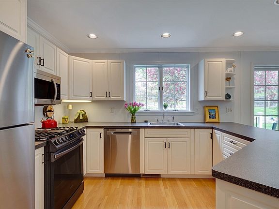 4th image of 42 Spruce Rd