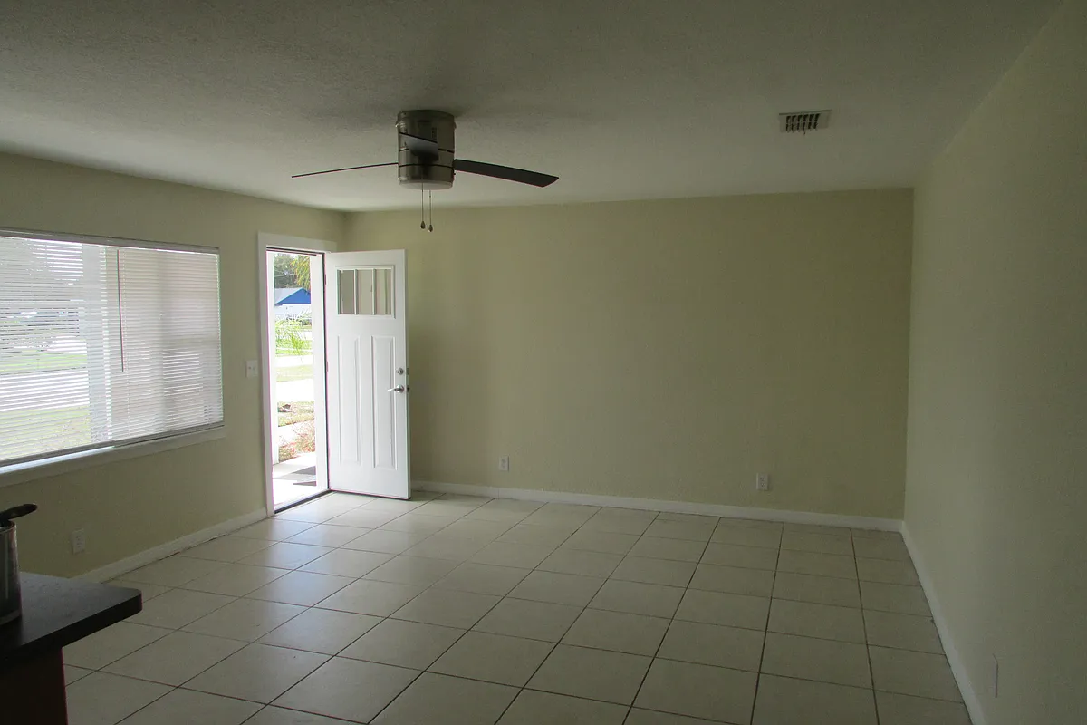 Building Photo - 102 Lullwater St #D