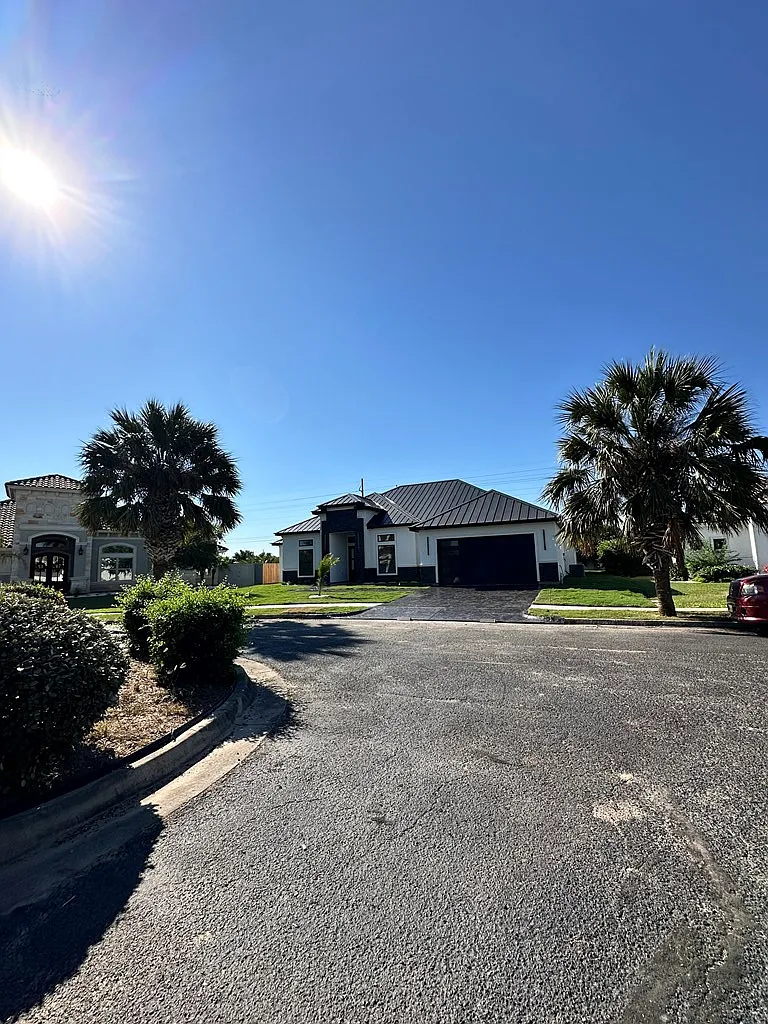5 bed, 3.0 bath, 2859 sqft, $3,400 — Photo 3