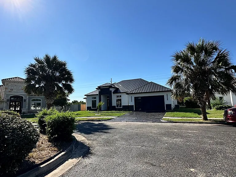 124 Sea Grape Ln — Photo 3