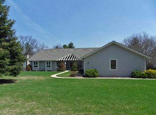 5N509 Hazelwood Ct, Saint Charles, IL 60175