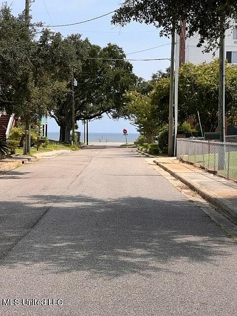 2nd image of 440 Russell Ave