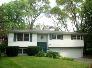 119 Fairview Dr, St Charles, IL 60174