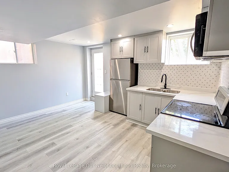 31 Terry Cres #LOWER — Photo 2