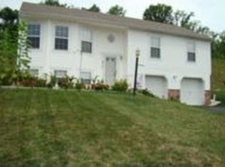 237 Rutherglen Dr, Oakdale, PA 15071