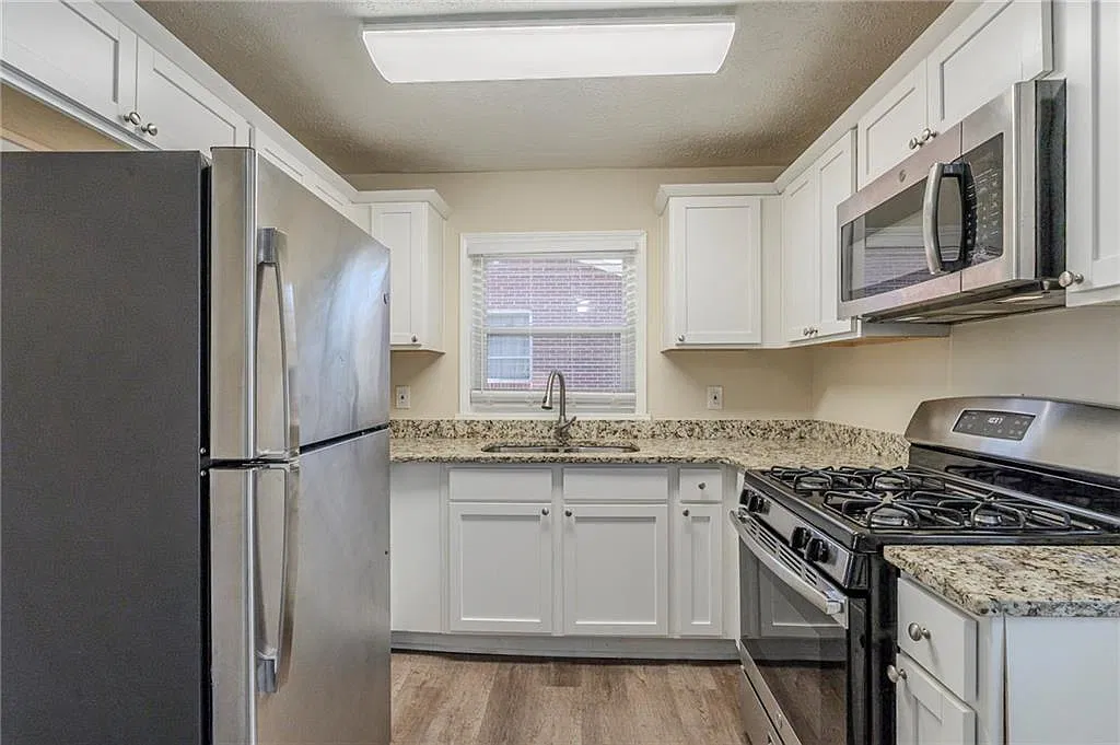 3 bed, 1.0 bath, 960 sqft, $1,850 — Photo 4