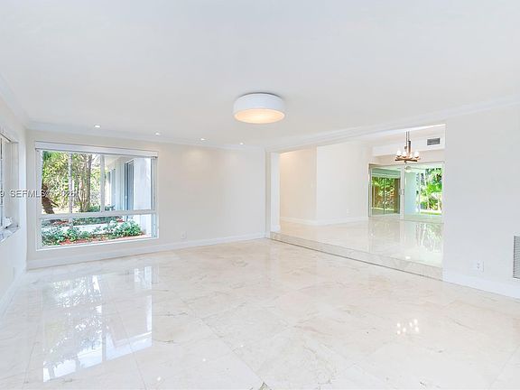 4th image of 310 Harbor Ct