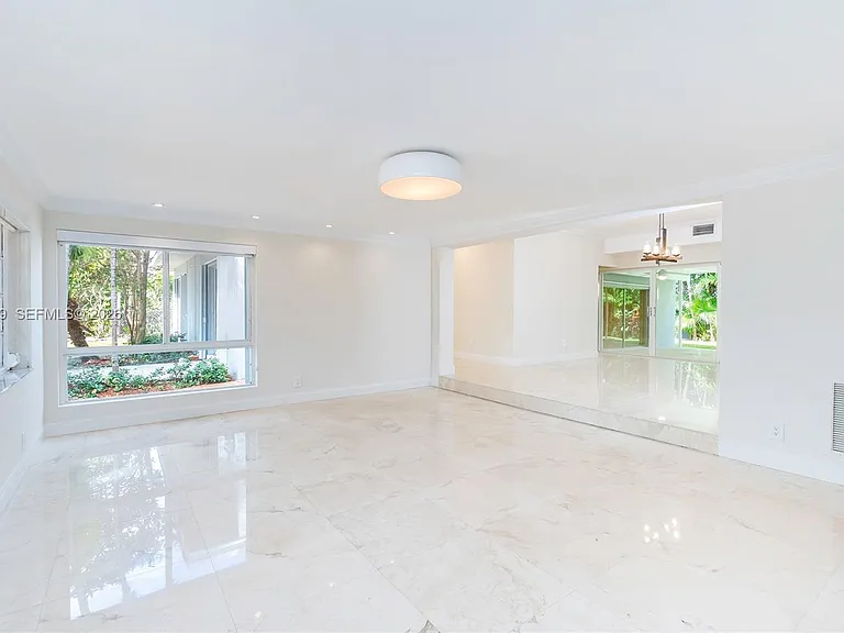 310 Harbor Ct — Photo 4