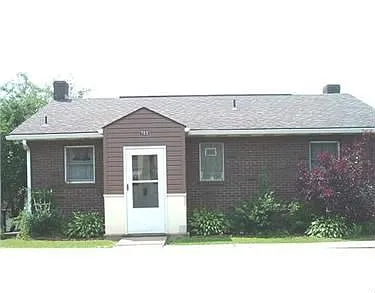 703 Emma St photo 1
