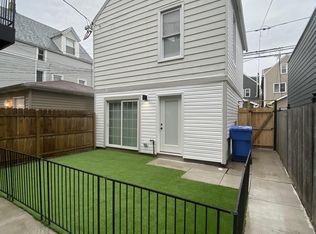 1910 W Henderson St, Chicago, IL 60657