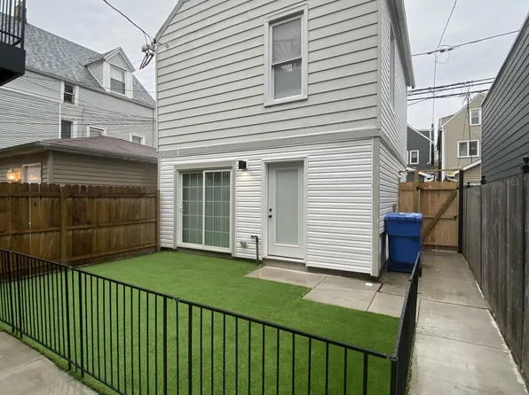 1910 W Henderson St, Chicago, IL 60657