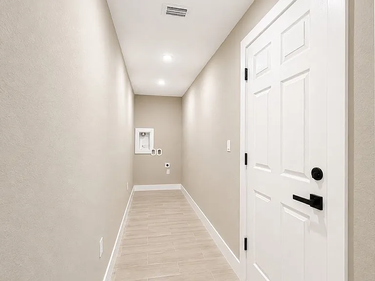 3464 NE 9th Pl — Photo 8
