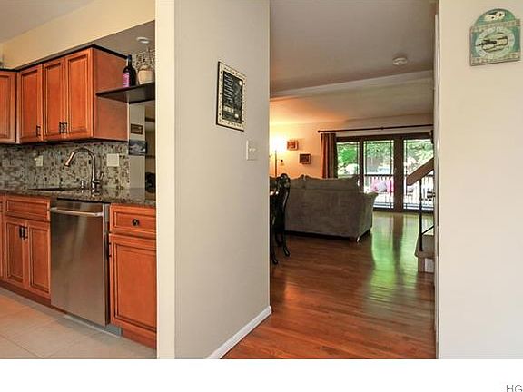 4th image of 19 Rockledge Dr