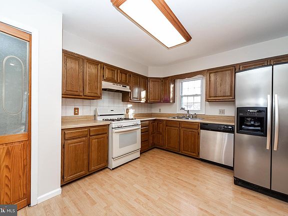 5th image of 131 Phillips Ave