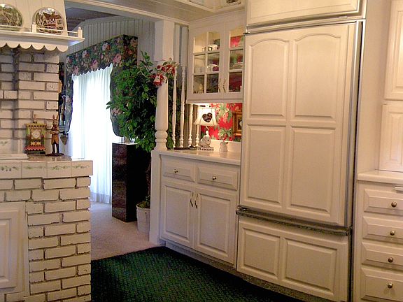 Gourmet kitchen with Sub Zero fridge, JennAir Gas cooktop/grille & more!