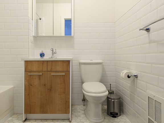 4th image of 517 W 45th St #45C