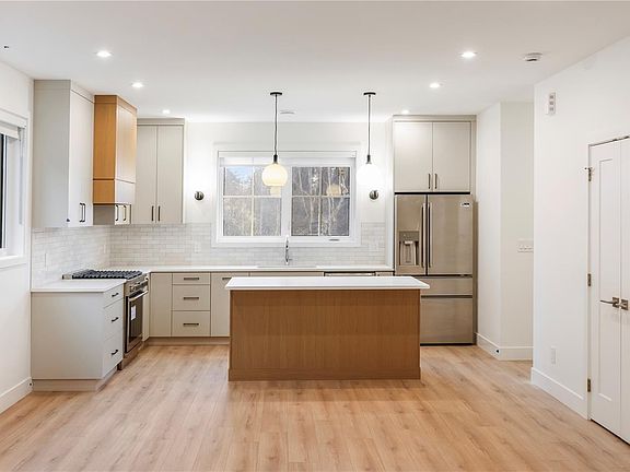 3rd image of 990 McBriar Ave #2