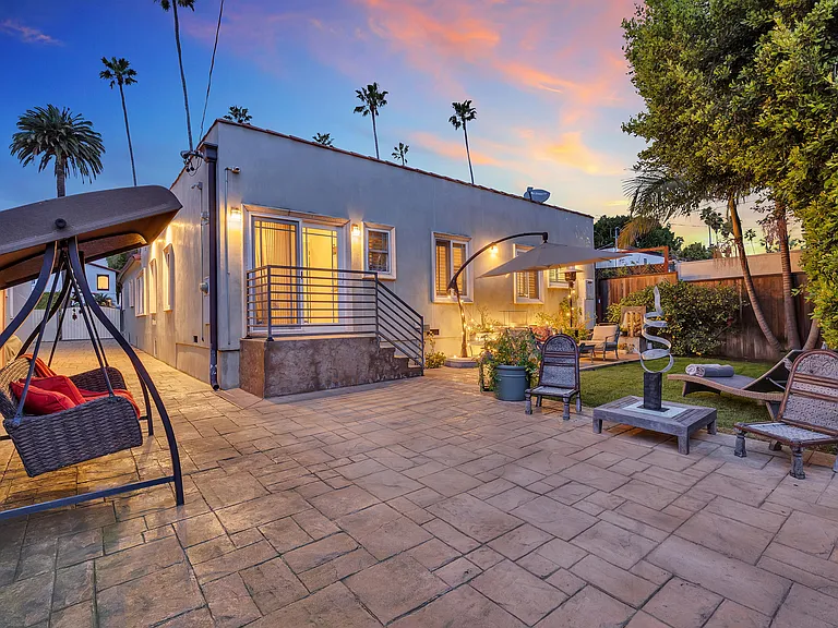 326 N Doheny Dr — Photo 37