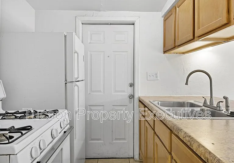 1638 N Beverly Ave — Photo 7