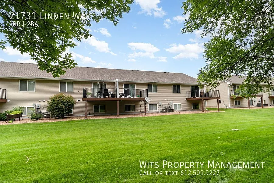 Charming 3-Bedroom Townhouse in a Quiet Rogers Neighborhood Access to Pool & Clubroom! — Photo 1