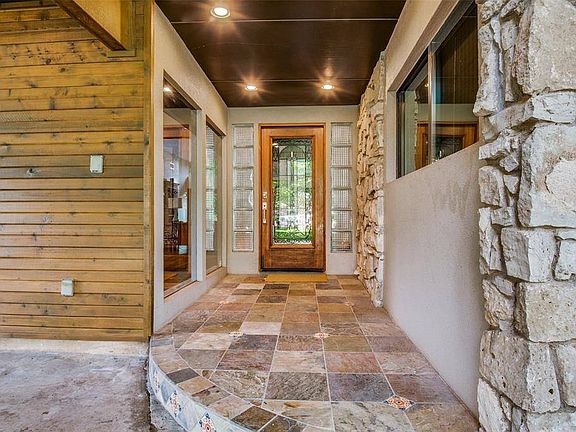 3rd image of 2935 Forest Hills Ln