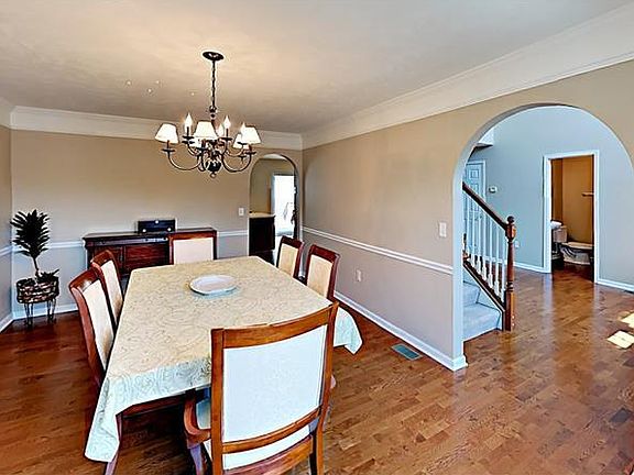 5th image of 8027 Maureen Dr