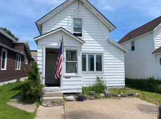 319 E Onota St, Munising, MI 49862
