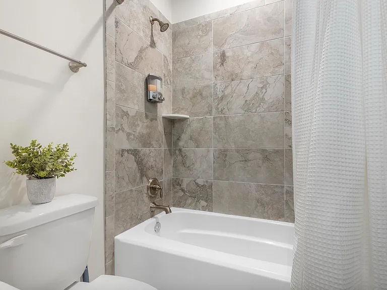 1577 Metropolitan Blvd #4 — Photo 11