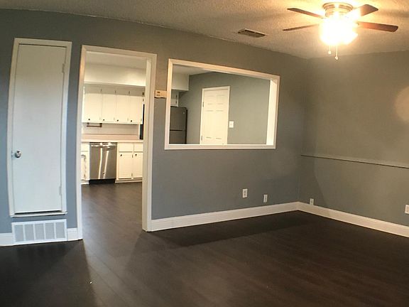 2nd image of 900 Willow Cir S