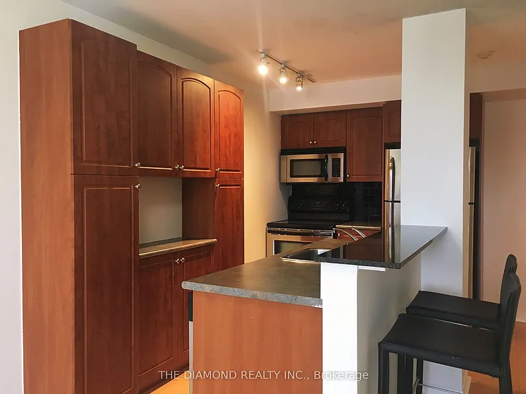 1040 The Queensway #406 — Photo 3