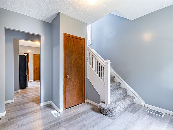 5th image of 176 Peck St