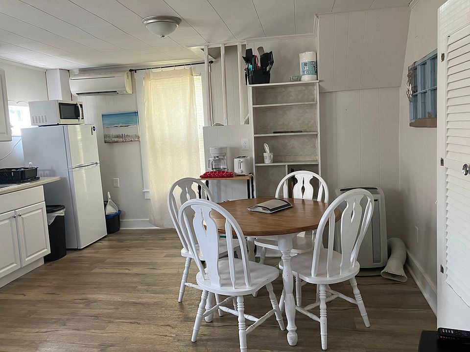 Open floor dining kitchen