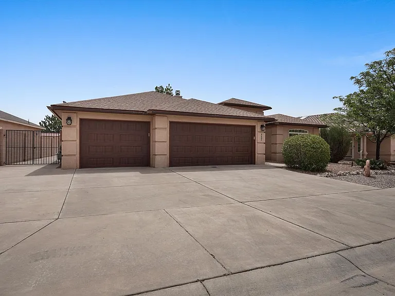 8620 Casa Verde Ave NW — Photo 2