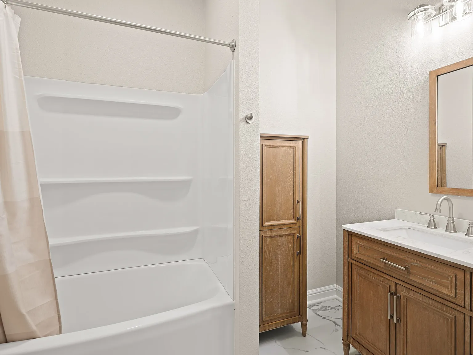 2 bed, 1005 sqft, $1,850 — Photo 2