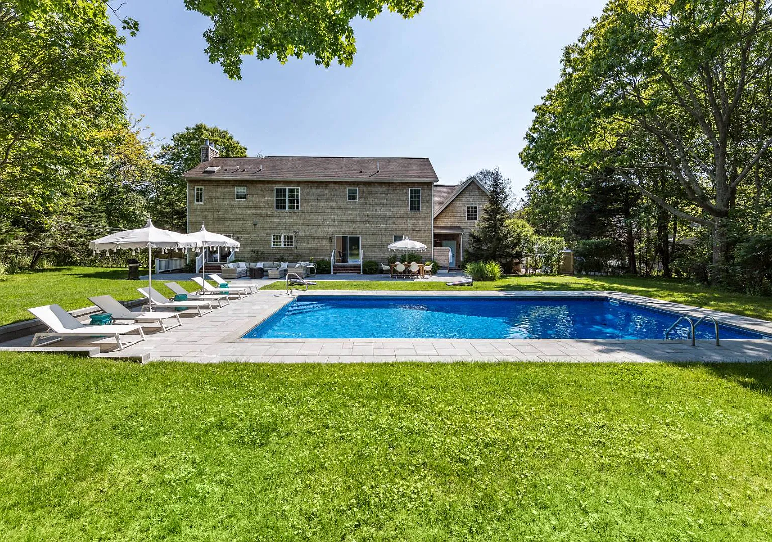 Peaceful and Private Close to East Hampton Village — Photo 1