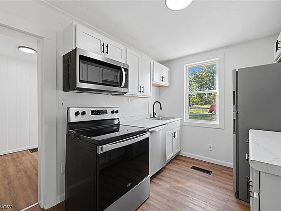 5th image of 18 Edison St