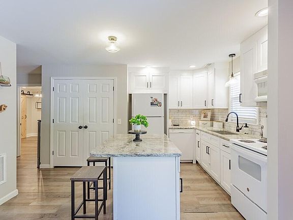3rd image of 1900 Meadowbrook Cir NW