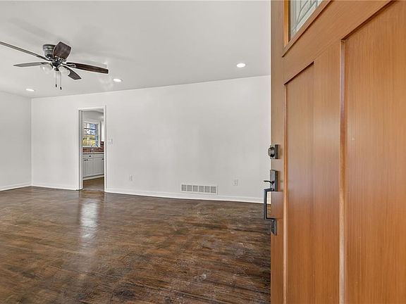 5th image of 212 Christopher Dr