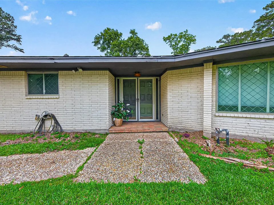 1701 Mistletoe Ln