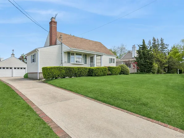 10 Frankel Road, Massapequa, NY 11758