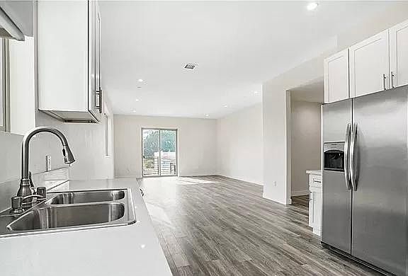 3rd image of 5934 Vineland Ave #202