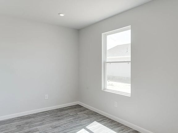 5th image of 709 Mariposa Ln