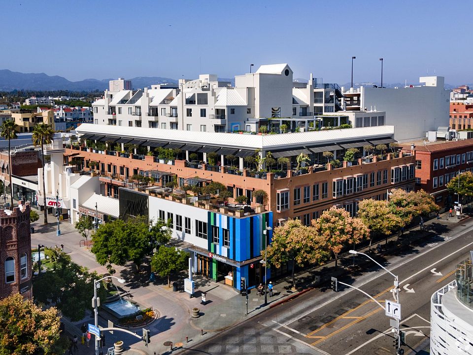 Santa Monica Third Street Promenade and Farmer's Market