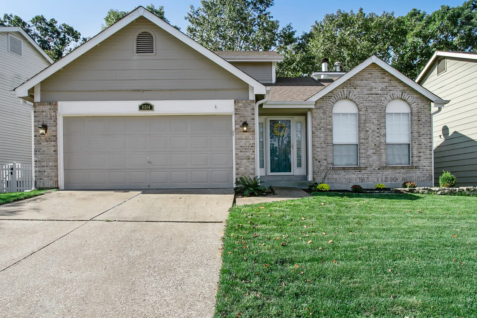 16584 Hunters Crossing Dr photo 1