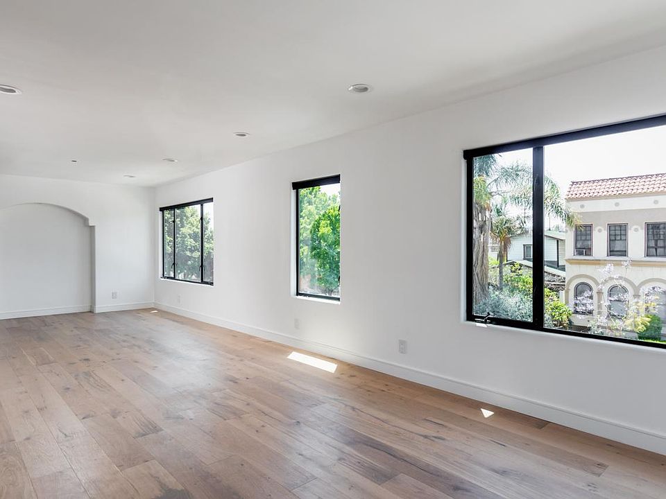 Oversized windows with stunning views to Griffith Observator