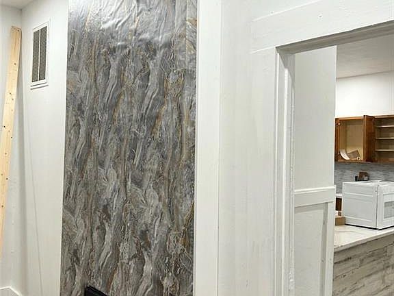 4th image of 248 Madison St